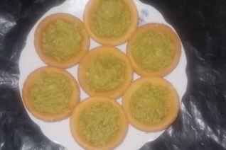 Тарталетки с зеленым горошком и авокадо