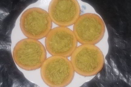 Тарталетки с зеленым горошком и авокадо