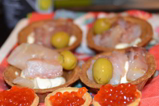 Тарталетки со слабосоленым муксуном