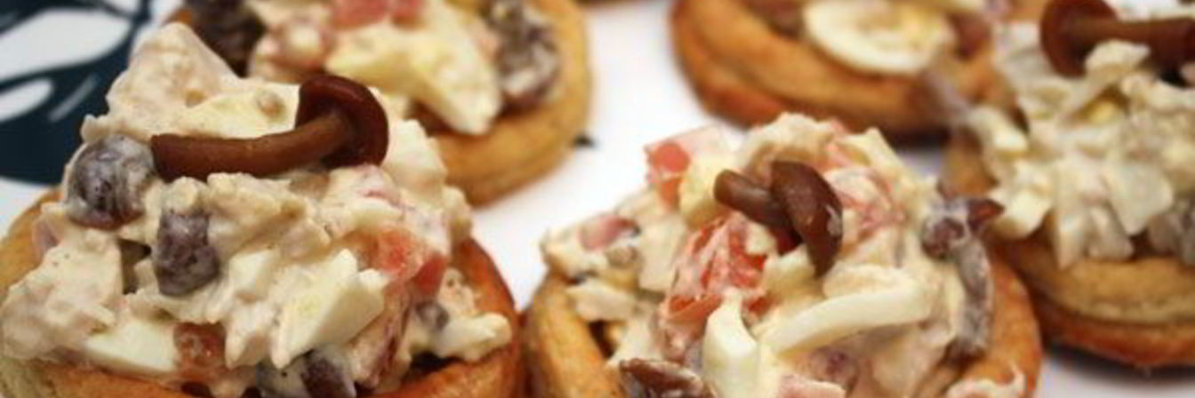 Творожные тарталетки с куриным салатом