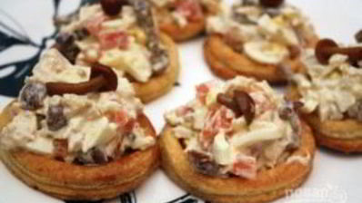 творожные тарталетки с куриным салатом
