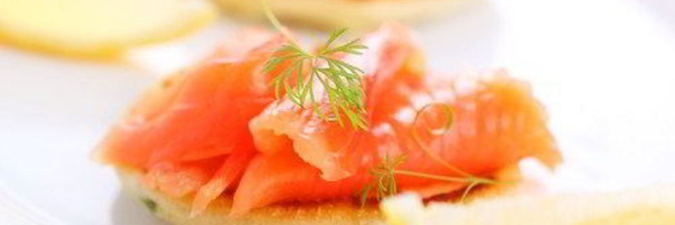 Закуска из красной рыбы с укропом на картофельных тарталетках