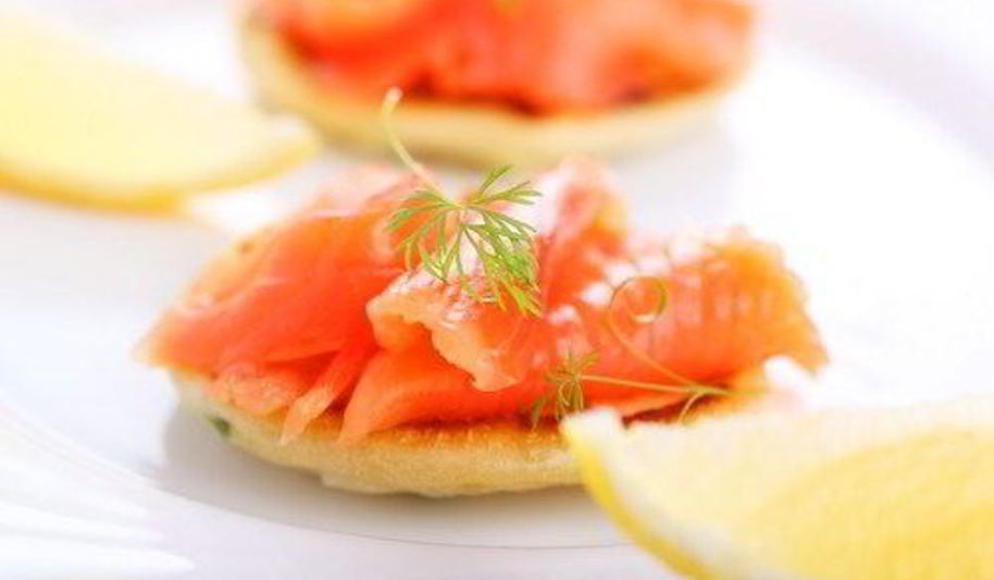 Рецепт закуски из красной рыбы с укропом на картофельных тарталетках