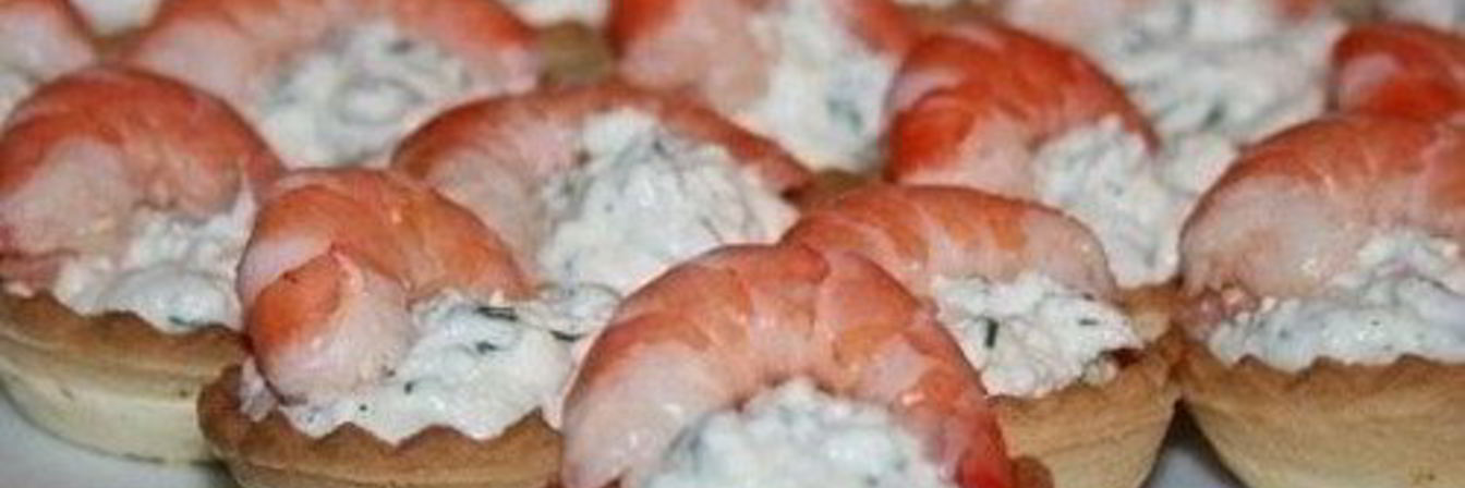 Закусочные тарталетки с творогом и креветками