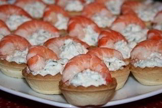 Закусочные тарталетки с творогом и креветками