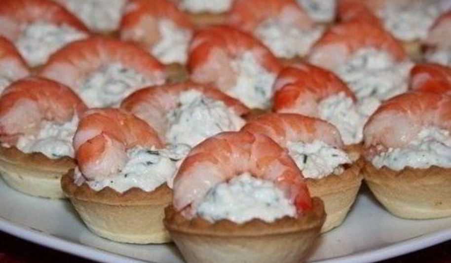 Рецепт закусочных тарталеток с творогом и креветками