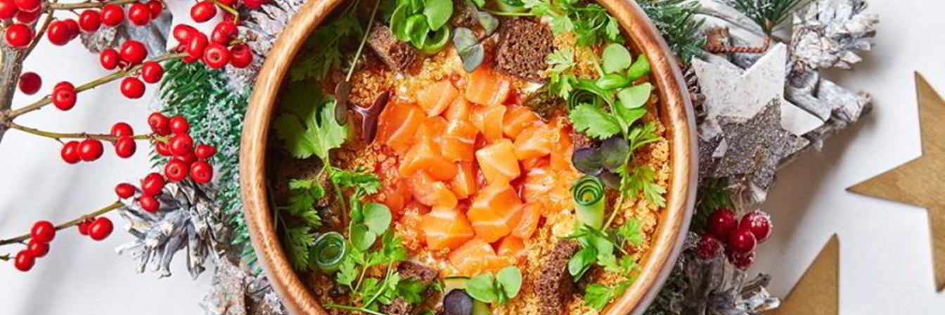 Тартар из кижуча с хрустящим поп-корном из киноа, жареными каперсами и пеной из сливочного хрена