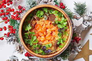 Тартар из кижуча с хрустящим поп-корном из киноа, жареными каперсами и пеной из сливочного хрена