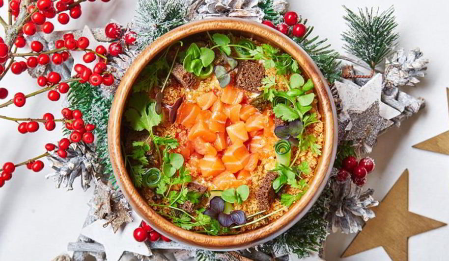 Рецепт тартара из кижуча с хрустящим поп-корном из киноа, жареными каперсами и пеной из сливочного хрена