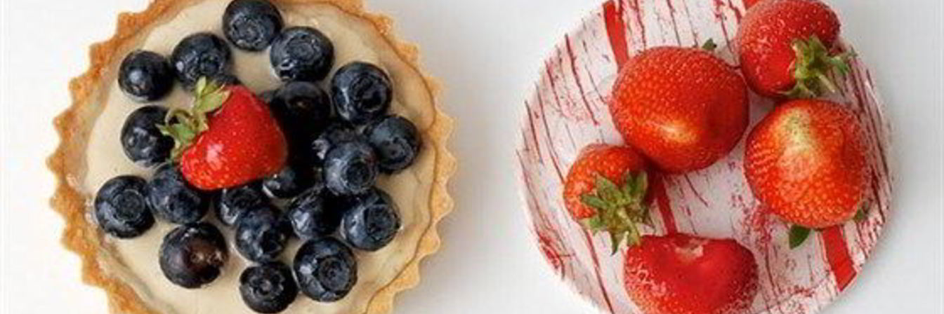 Маленькие тарты из песочного теста с творожным кремом и ягодами