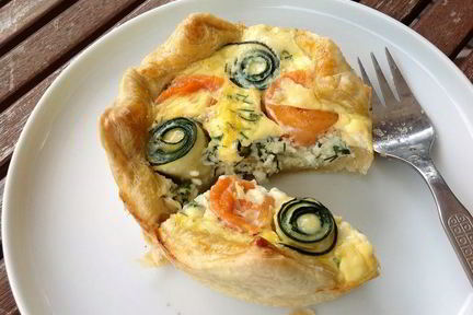 Маленькие тарты с лососем и цукини розами