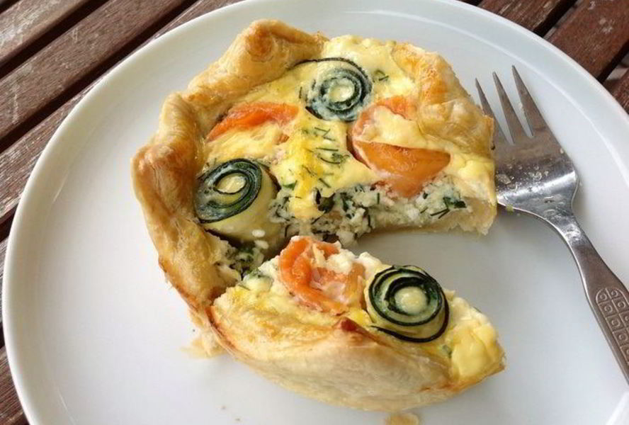 Маленькие тарты с лососем и цукини розами