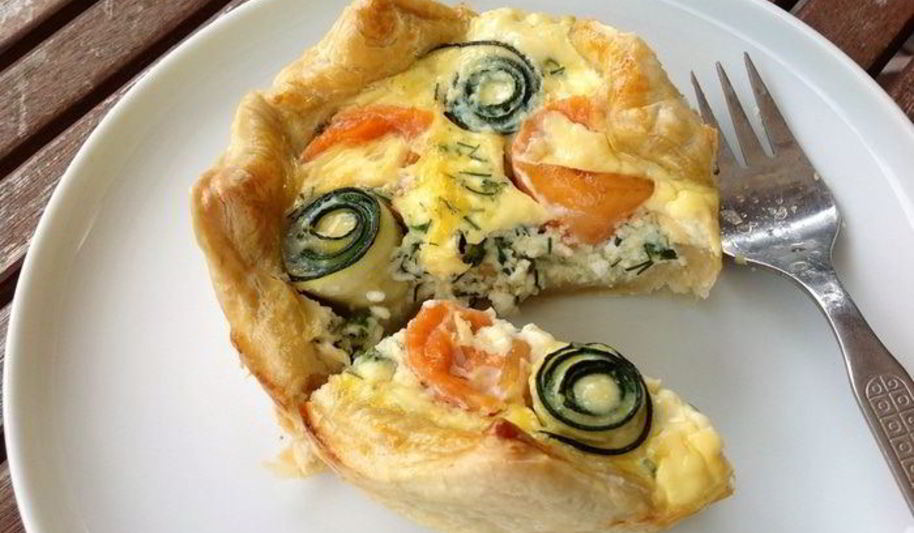 Рецепт маленьких тартов с лососем и цукини розами