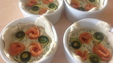 маленькие тарты с лососем и цукини розами