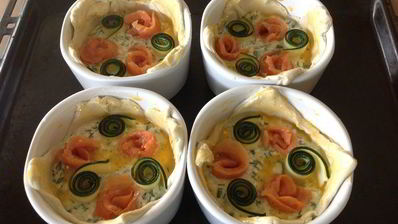 маленькие тарты с лососем и цукини розами