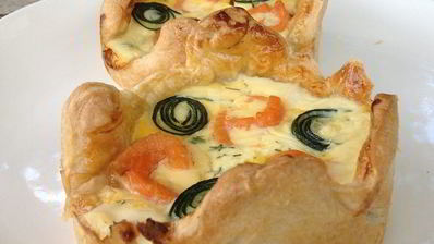 маленькие тарты с лососем и цукини розами