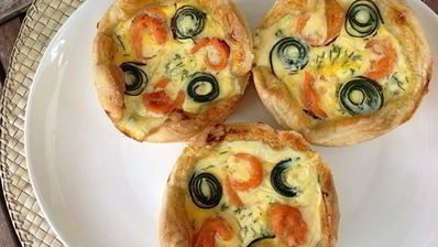 маленькие тарты с лососем и цукини розами