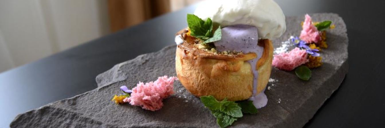 Порционный тарт с ягодами и дуэтом ванильного и черничного пломбира