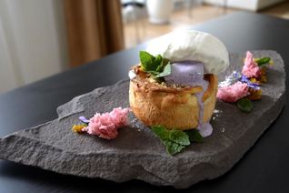 Порционный тарт с ягодами и дуэтом ванильного и черничного пломбира