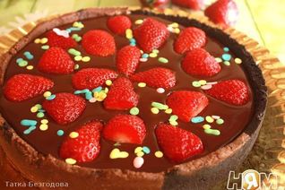 Шоколадный тарт с клубникой
