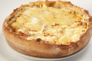 Сытный тарт с моцареллой и помидорами