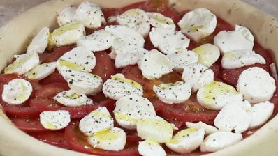 сытный тарт с моцареллой и помидорами