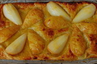 Тарт с грушами в абрикосовой глазури