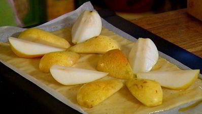 тарт с грушами в абрикосовой глазури