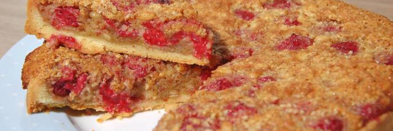 Тарт с малиной и кедровыми орешками