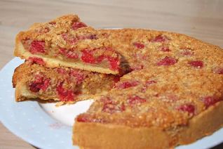 Тарт с малиной и кедровыми орешками