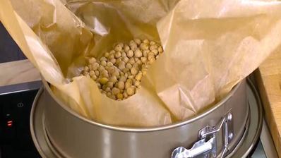 тарт с малиной и кедровыми орешками