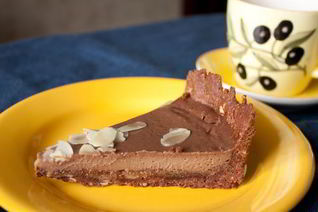 Тарт с миндалем и молочным шоколадом