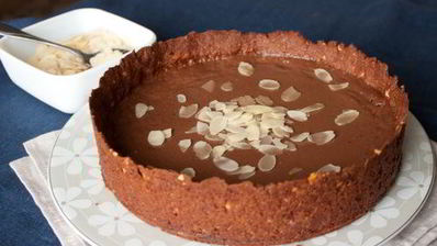 тарт с миндалем и молочным шоколадом