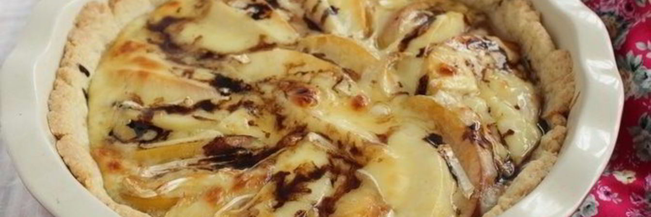 Тарт с персиками и сыром бри