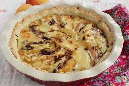 Тарт с персиками и сыром бри