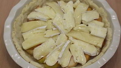 тарт с персиками и сыром бри