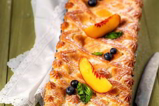 Тарт с персиками и заварным кремом