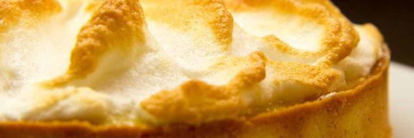 Тарт с ванильной грушей и заварным кремом под шапочкой из мереги