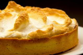 Тарт с ванильной грушей и заварным кремом под шапочкой из мереги