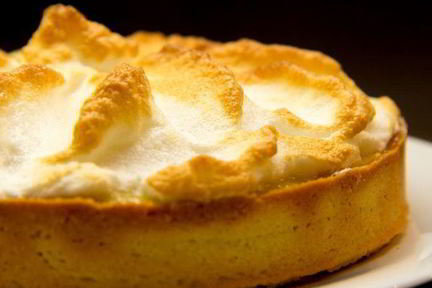 Тарт с ванильной грушей и заварным кремом под шапочкой из мереги