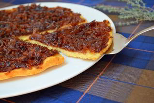 Тарт татен с карамелизованным луком