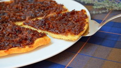 тарт татен с карамелизованным луком