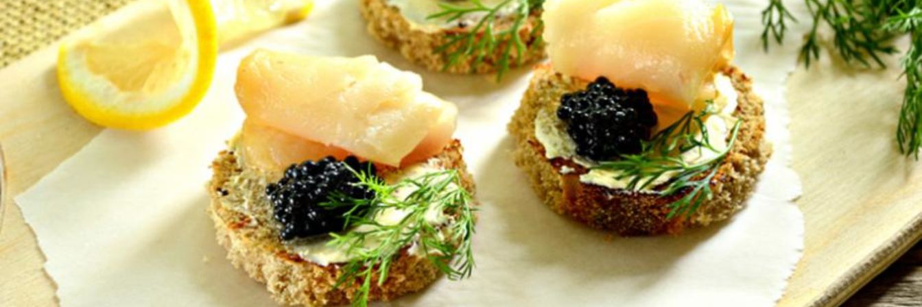 Тартинки с черной икрой и копченой рыбой