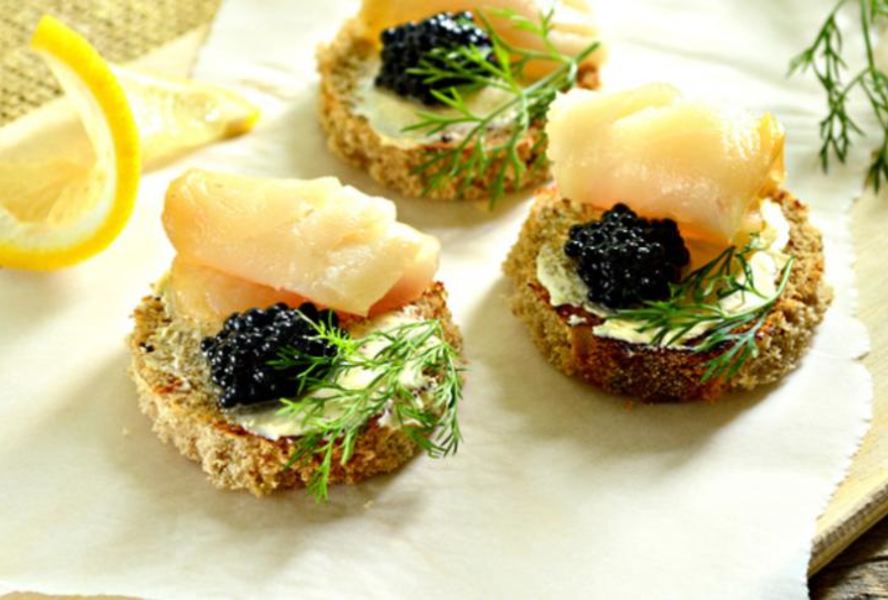 Тартинки с черной икрой и копченой рыбой