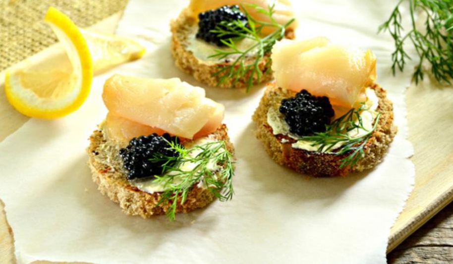 Рецепт тартинок с черной икрой и копченой рыбой