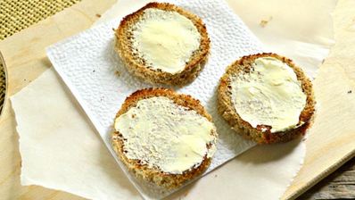 тартинки с черной икрой и копченой рыбой