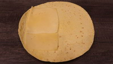 тортилья с сыром и сосиской