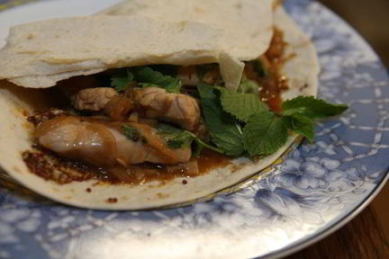 Тортилья с цыпленком, имбирем и чили