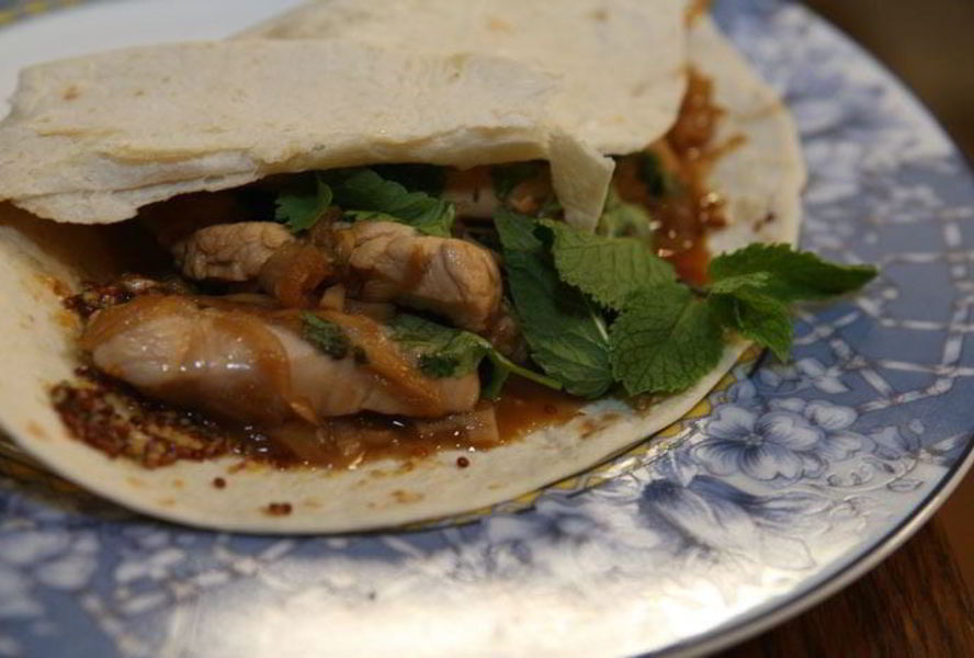 Тортилья с цыпленком, имбирем и чили