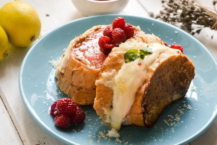 Французские тосты с начинкой из сливочного сыра и малины